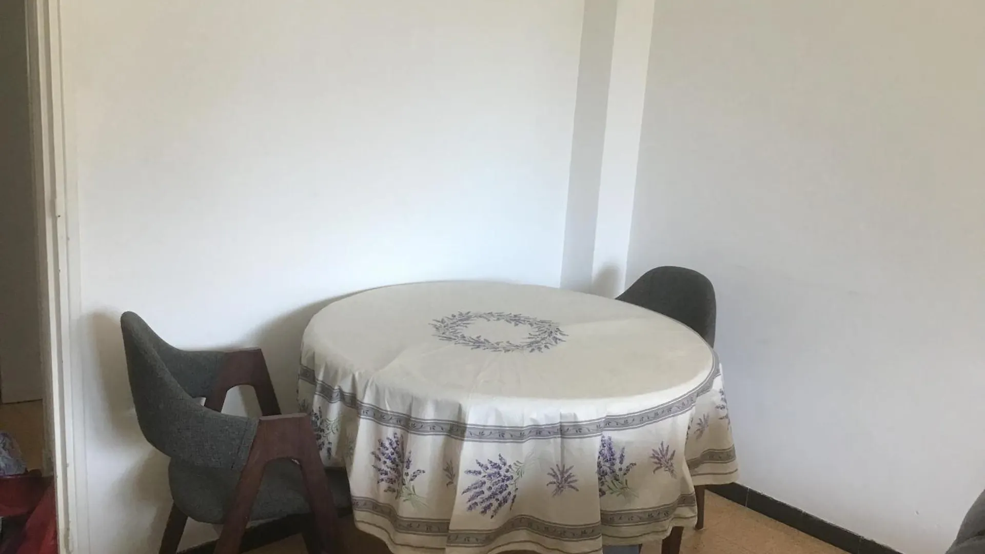 Ayoug Chambre Individuelle Chez Habitat Carpentras France